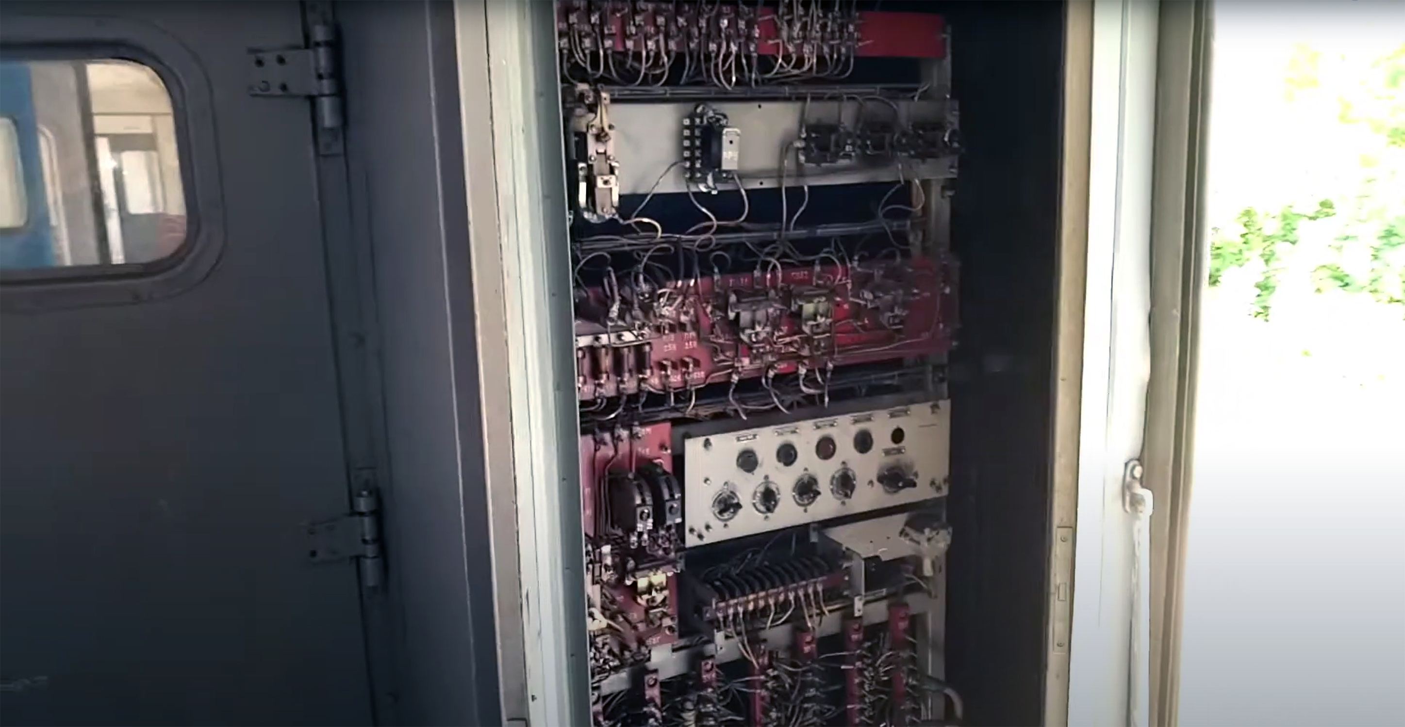 Шкаф с электрооборудованием, расположенный в тамбуре электропоездов серии ЭР9Т