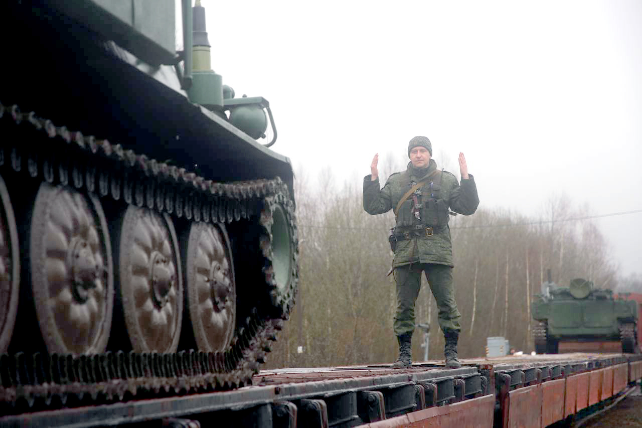 2 - фото со станции Заслоново при погрузке воинской техники 19-й механизированной бригады